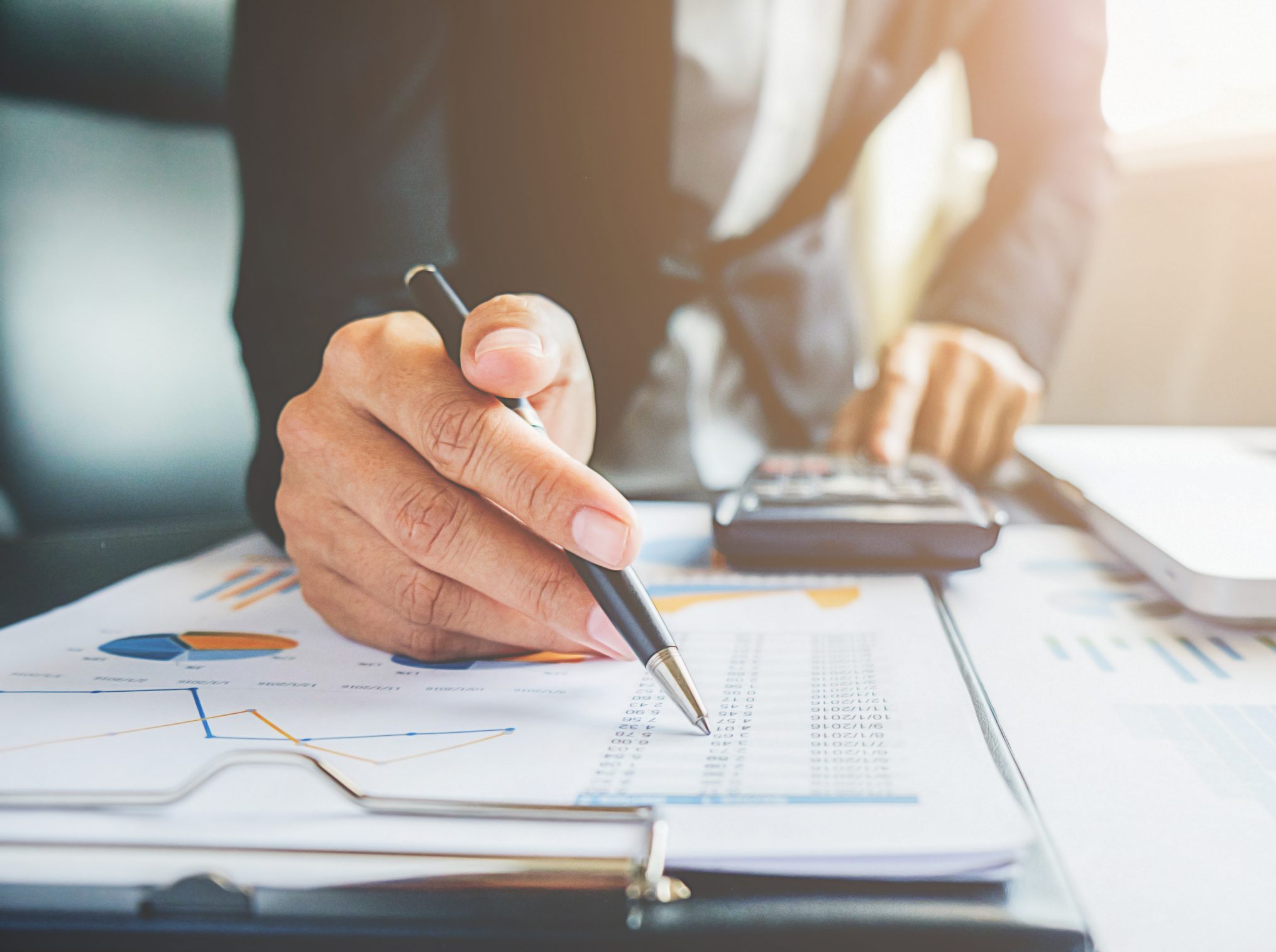 cooperacion-analista-grafico-profesional-papel-economia