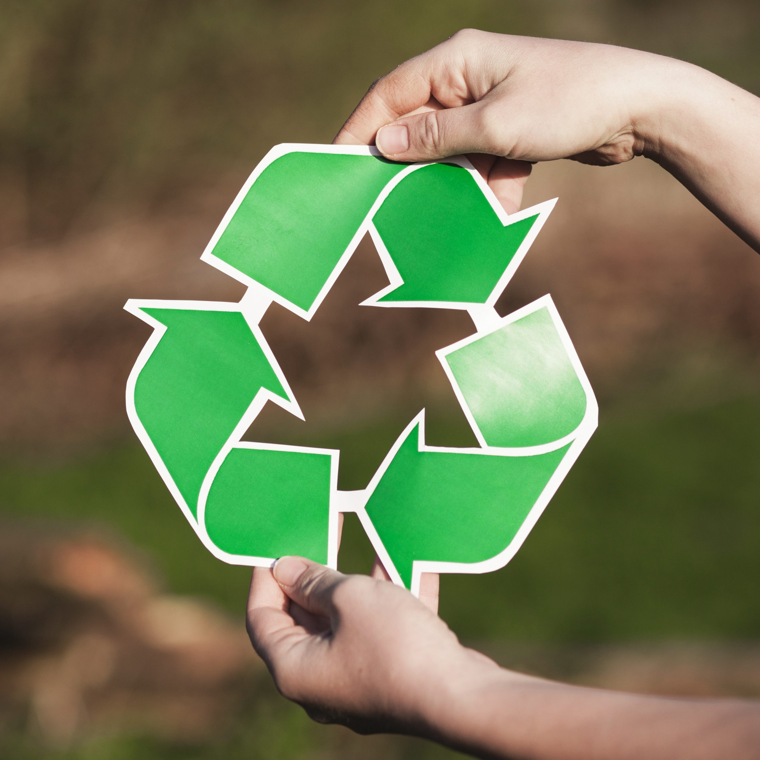 fondo-de-reciclaje-con-mujer-sujetando-signo-de-reciclaje