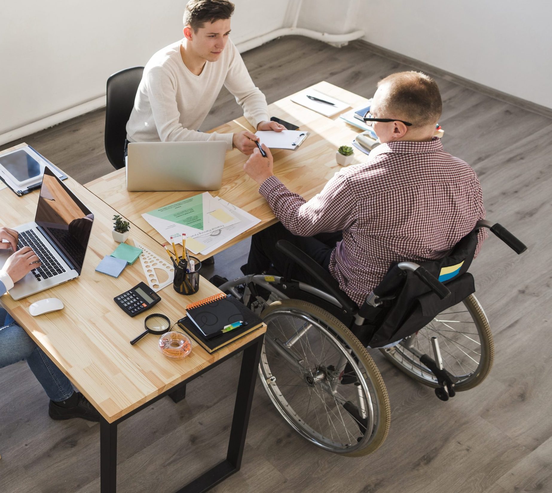 grupo-de-hombres-adultos-trabajando-juntos-en-la-oficina